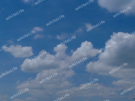 Weisse Wolken am hellblauen Himmel P1260993