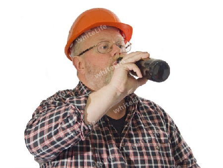 Mann mit Bierflasche auf hellem Hintergrund