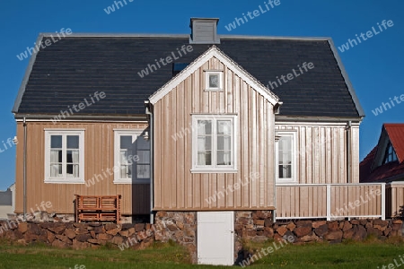 Der Westen Islands, braunes Holzhaus am Hafen von Stykkisholmur, im Norden der Halbinsel Sn?fellsnes