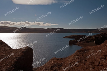 Der S?dwesten Islands, s?dlich von Reykjavik, am See Kleivarvatn in Richtung "Blaue Lagune" im Gegenlicht