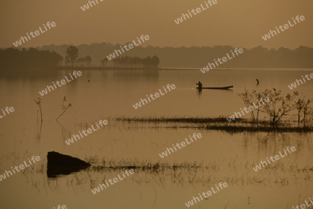 Ein Fischer auf dem See in Amnat Charoen im Isan im osten von Thailand,