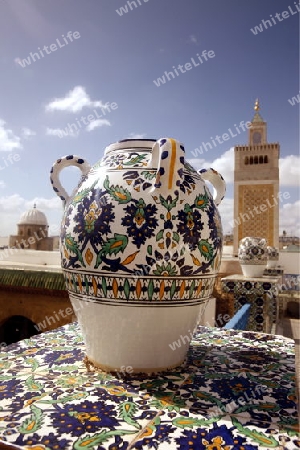 Afrika, Nordafrika, Tunesien, Tunis
Die Grosse Moschee Zaytouna von einer Dachterasse in der Medina oder  Altstadt der Tunesischen Hauptstadt Tunis. 





