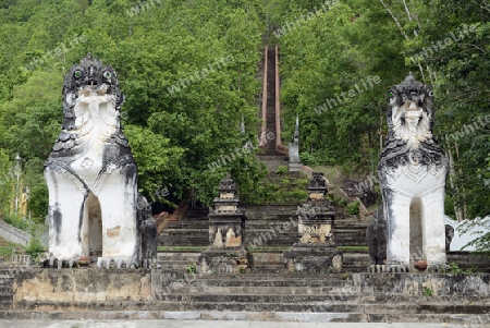 Der untere Teil des Tempel Wat Phra That Doi Kong Mu ueber dem Dorf Mae Hong Son im norden von Thailand in Suedostasien.