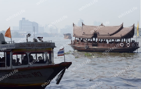 Ein Boots Pier am Mae Nam Chao Phraya River in der Hauptstadt Bangkok von Thailand in Suedostasien.