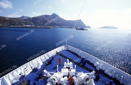 Ein Schiff faehrt in den Hafen von Vila Baleira auf der Insel Porto Santo bei der Insel Madeira im Atlantischen Ozean, Portugal.