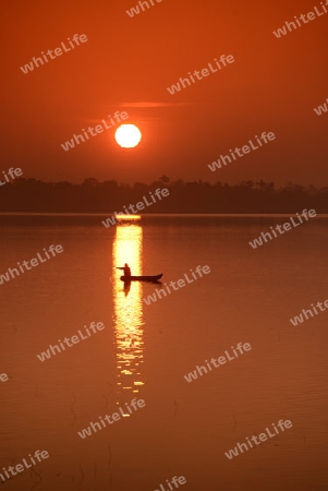 Ein Fischer auf dem See in Amnat Charoen im Isan im osten von Thailand,