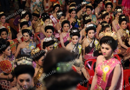 Eine Miss Kandidatin anlaesslich der Miss Wahl beim Bun Bang Fai oder Rocket Festival in Yasothon im Isan im Nordosten von Thailand. 