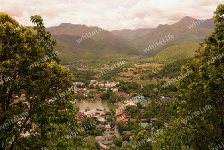 Die Aussicht vom Berg Tempel Wat Phra That Doi Kong Mu auf das Dorf Mae Hong Son im norden von Thailand in Suedostasien.