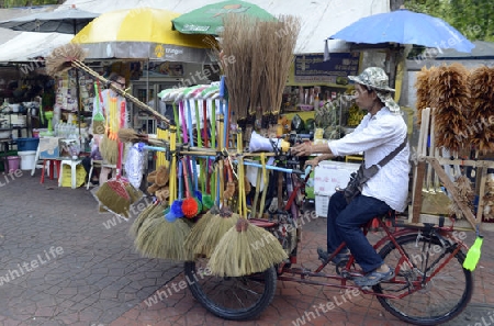 Ein Besenverkaeufer im Stadtteil Banglamphu in der Hauptstadt Bangkok von Thailand in Suedostasien.