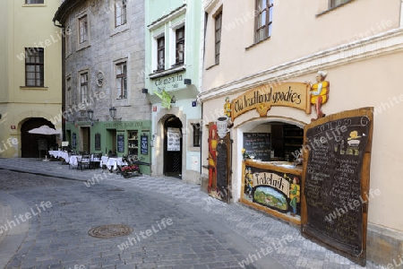 typische Gasse mit Gastronomie und Geschaeften im Altstaedter Ring, Altstadt, Prag, Boehmen, Tschechien, Europa