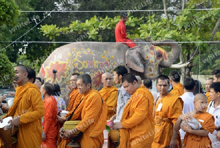 Das Songkran Fest oder Wasserfest zum Thailaendischen Neujahr ist im vollem Gange in Ayutthaya noerdlich von Bangkok in Thailand in Suedostasien.  