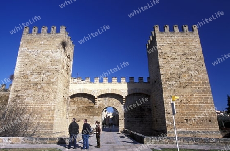 Das Stadttor von Alcudia im osten  der Insel Mallorca im Mittelmeer in Spanien.