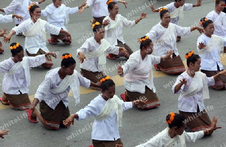 Eine traditionelle Tanz Gruppe zeigt sich an der Festparade beim Bun Bang Fai oder Rocket Festival in Yasothon im Isan im Nordosten von Thailand. 