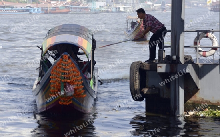 Ein Boots Pier am Mae Nam Chao Phraya River in der Hauptstadt Bangkok von Thailand in Suedostasien.