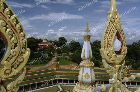 Der Grosse Tempel oder Chedi Phra Maha Chedi Chai Mongkhon auf einem Huegel bei Roi Et in der Provinz Roi Et nordwestlich von Ubon Ratchathani im nordosten von Thailand in Suedostasien.