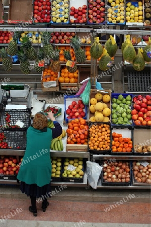 Der Fruechte und Gemuesemarkt in der Markthalle Mercado dd Ribeira in der Innenstadt der Hauptstadt Lissabon in Portugal.      