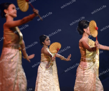 Taenzerinnen bei einem traditionellen Tanz im Santichaiprakan Park am Mae Nam Chao Phraya in der Hauptstadt Bangkok von Thailand in Suedostasien.