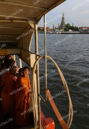 Ein Wassertaxi Boat auf dem Nam Chao Phraya River in der Stadt Bangkok in Thailand in Suedostasien.