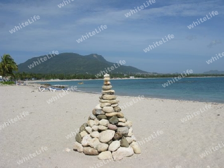 Dominikanische Republik. Steinpyramide am Strand