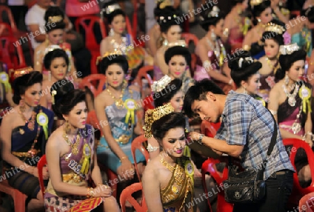 Eine Miss Kandidatin anlaesslich der Miss Wahl beim Bun Bang Fai oder Rocket Festival in Yasothon im Isan im Nordosten von Thailand. 