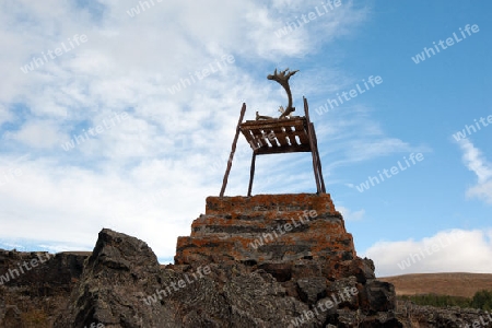 Der Nordosten Islands, Stuhl mit einem aufgestzten Rentier-Geweih am Rand eines alten Lavafeldes bei Reykjahl?? am Myvatn-See