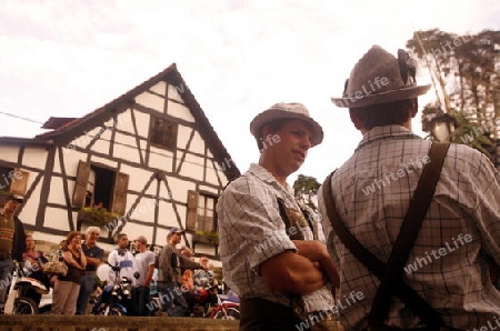 Amerika, Suedamerika, Venezuela, Deutsche Kolonie, Colonia Tovar, Bergdorf,  Das traditionelle Patronsfest des Heiligen Martin am Martinstag 11.November 2008 mit Deutschen Folkstaenzen und Deutschen Trachten im Bergdorf Colonia Tovar der ehemaligen