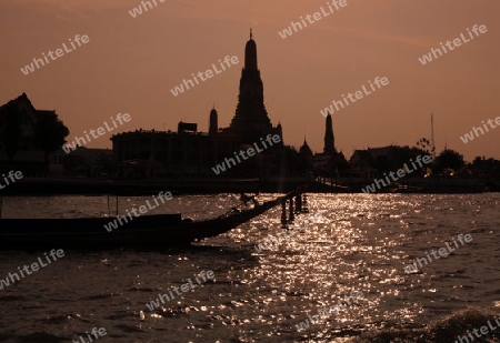 Der Wat Arun im Abendlicht am Menam Chao Phraya River im Zentrum der Hauptstadt Bangkok in Thailand. 