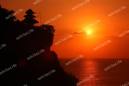 Der Sonnenuntergang mit dem Uluwatu Tempel in Uluwatu im sueden von Bali auf der Insel Bali in Indonesien..