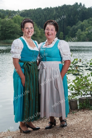 Zwei gl?ckliche lachende Frauen im Dirndl