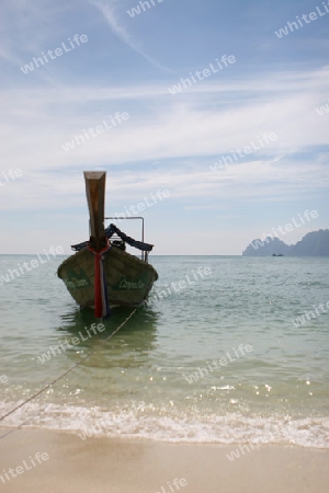 Boot am Strand von Koh Pi Pi in Thailand 