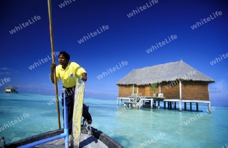 
Ein Holzboot Dhoni Taxi auf dem Weg zum Bungalow am Strand der Insel Veligandu im Artsu Atoll auf den Inseln der Malediven im Indischen Ozean. 