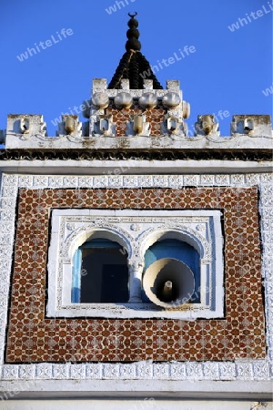 Afrika, Nordafrika, Tunesien, Tunis
Ein Minarett von einer Dachterasse in der Medina oder  Altstadt der Tunesischen Hauptstadt Tunis




