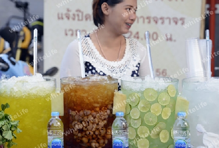 Ein Marktstand beim Strassenmarkt bei einem Fest beim Santichaiprakan Park am Mae Nam Chao Phraya in der Hauptstadt Bangkok von Thailand in Suedostasien.