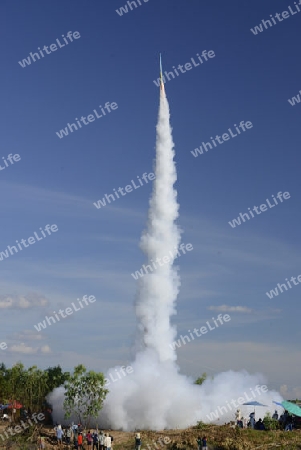 Eine Rackete startet beim traditioellen Raketenfest oder Bun Bang Fai oder Rocket Festival in Ban Si Than in der Provinz Amnat Charoen nordwestlich von Ubon Ratchathani im nordosten von Thailand in Suedostasien.