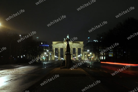 berliner brandenburger tor bei nacht