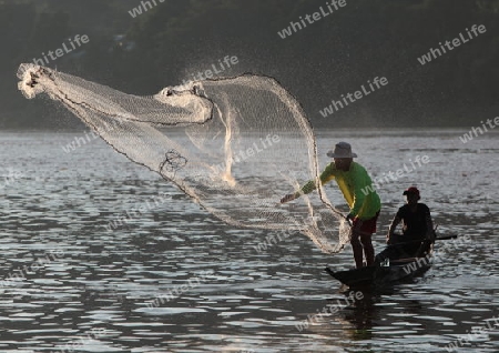 Ein Fischerboot auf dem Mekong River bei Luang Prabang in Zentrallaos von Laos in Suedostasien