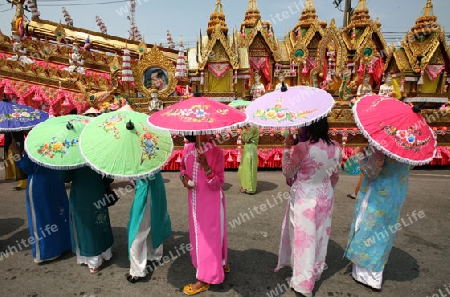 Menschen vor der Grosse Rakete auf dem geschmueckten Raketenwagen an der Festparade beim Bun Bang Fai oder Rocket Festival in Yasothon im Isan im Nordosten von Thailand. 