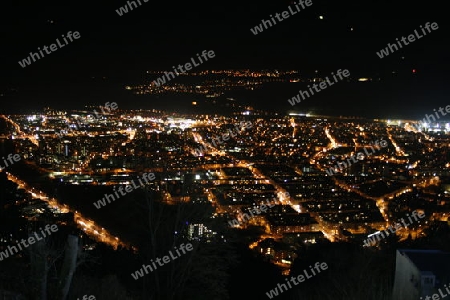 Blick ueber Innsbruck bei Nacht
