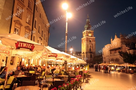 Der Rynek Glowny Platz mit dem Rathausturm in der Altstadt von Krakau im sueden von Polen. 