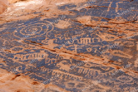 Wandmalereien, Petroglyphen, ca. 800 Jahre alt der indianischen Ureinwohner  " Valley of Fire", nahe Las Vegas, Nevada, Suedwesten USA