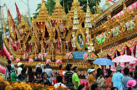 Eine Grosse Rakete auf dem geschmueckten Raketenwagen an der Festparade beim Bun Bang Fai oder Rocket Festival in Yasothon im Isan im Nordosten von Thailand. 