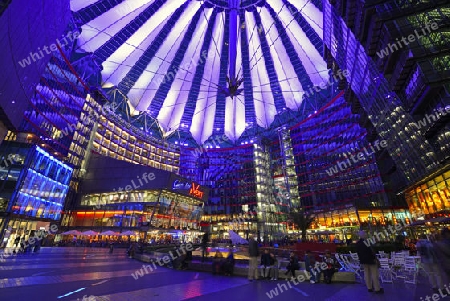 Innenhofbereich und Dach des Sony Centers  abends am Potsdamer Platz, Berlin, Mitte, Deutschland, Europa, oeffentlicherGrund