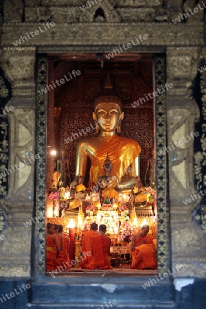 Moenche im Tempel Xieng Thong in der Altstadt von Luang Prabang in Zentrallaos von Laos in Suedostasien.  