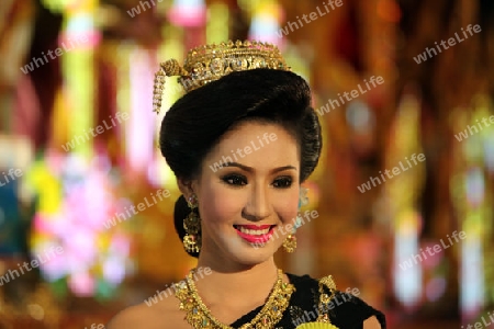 Eine Miss Kandidatin anlaesslich der Miss Wahl beim Bun Bang Fai oder Rocket Festival in Yasothon im Isan im Nordosten von Thailand. 