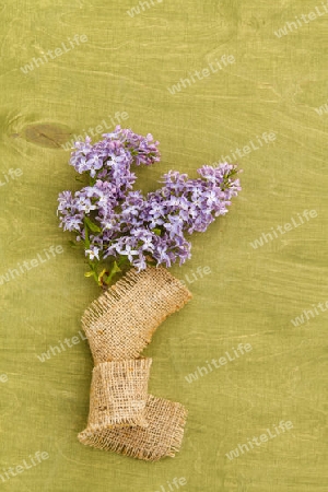 Straeusschen aus Flieder mit Jute umwickelt