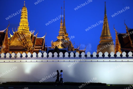 Das Tempelgelaende in der Abendstimmung mit dem Wat Phra Keo beim Koenigspalast im Historischen Zentrum der Hauptstadt Bangkok in Thailand. 