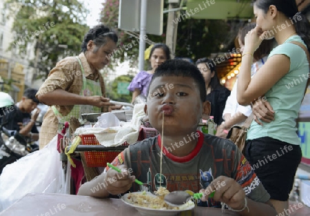 Eine thailaendische Strassenkueche in der Hauptstadt Bangkok von Thailand in Suedostasien.