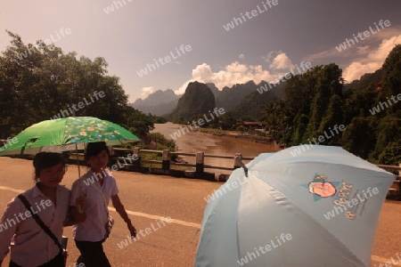 Die Landschaft bei Vang Vieng in der Bergregion der Nationalstrasse 13 zwischen Vang Vieng und Luang Prabang in Zentrallaos von Laos in Suedostasien. 