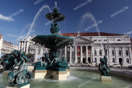 Der Rossio Platz mit dem National Theater  in der Innenstadt der Hauptstadt Lissabon in Portugal.  