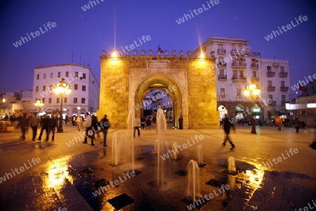 Afrika, Nordafrika, Tunesien, Tunis
Der Place de la Victoire mit dem Porte de France vor der Medina in der Altstadt der Tunesischen Hauptstadt Tunis. 





